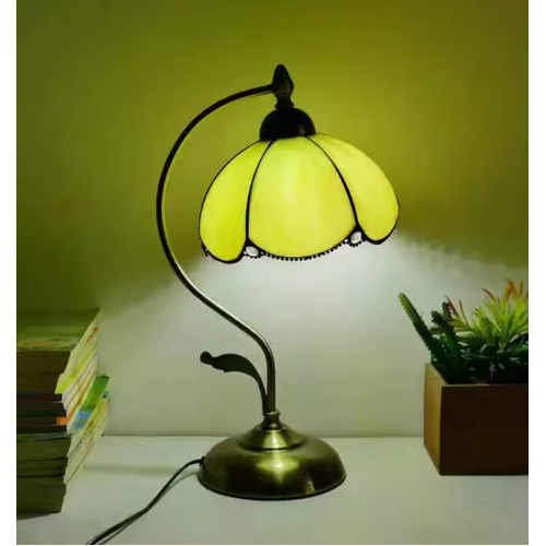 Majalis Tiffany table lamp - green